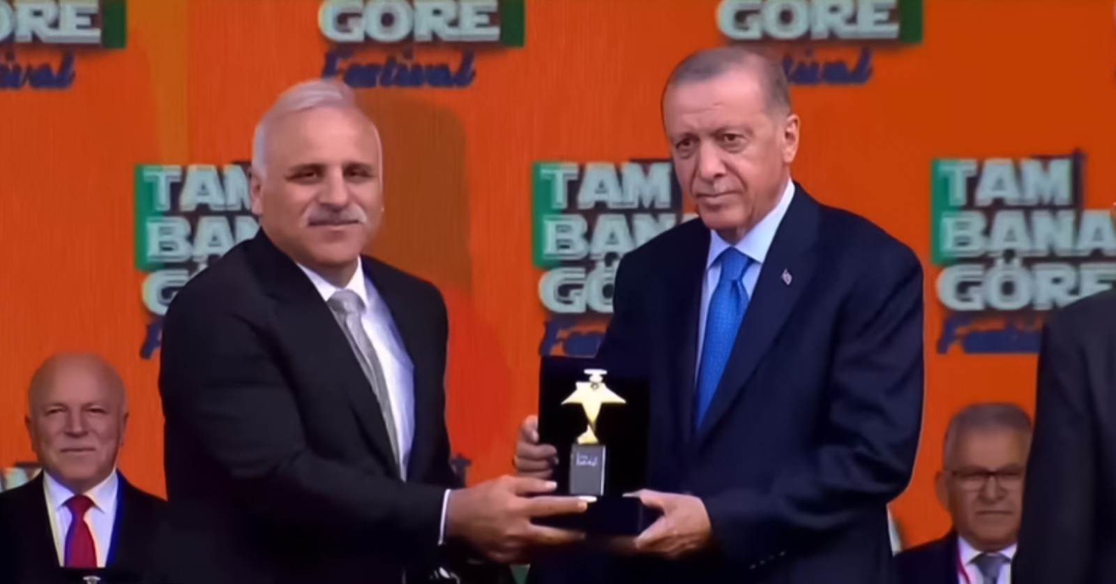 Trabzon Büyükşehir Belediyesi, Cumhurbaşkanı Recep Tayyip Erdoğan’ın da katılımıyla Ankara’da gerçekleştirilen ‘Tam Bana Göre Festivali’ne damga vurdu. Açtığı stantla her kesimden büyük ilgi gören Büyükşehir Belediyesi, Sporcu Performans ve Yetenek Merkezi Projesiyle de ‘Gençliğe Hizmet Ödülü’ne layık görüldü. Büyükşehir Belediye Başkanı Murat Zorluoğlu, ödülü Cumhurbaşkanı Recep Tayyip Erdoğan’ın elinden aldı.