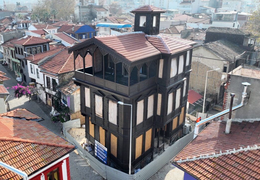 Mudanya Belediyesi, Girit Sokağı’nın simge yapılarından tarihi konağı “Cumhuriyet Müzesi”ne dönüştürüyor. 2025 yazında tamamlanması planlanan proje, ilçenin tarihine ve turizmine yeni bir soluk kazandıracak.