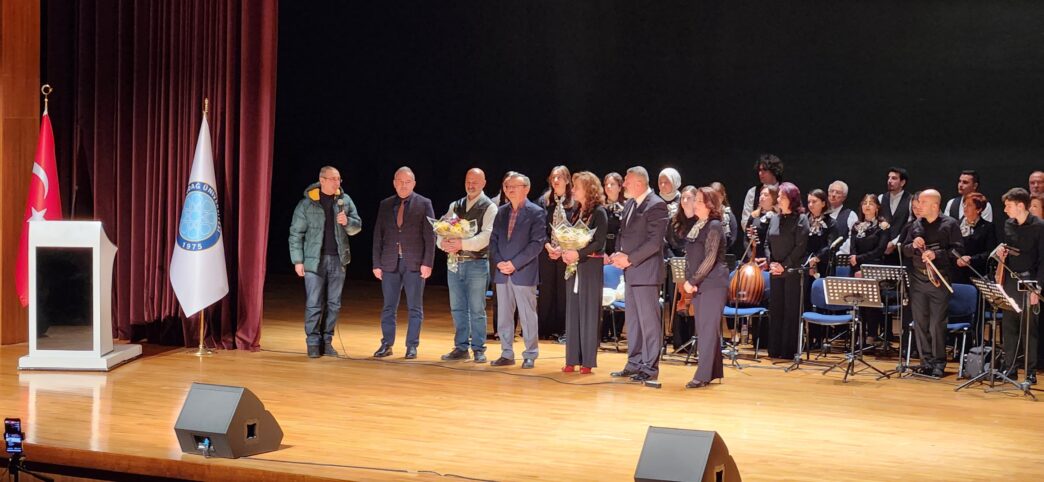 Bursa Uludağ Üniversitesi (BUÜ) Karagöz ve Kukla Oyunları Uygulama ve Araştırma Merkezi (KARAKUM) tarafından hazırlanan “Karagöz’ün Gelin Olması” oyunu izleyiciden tam not aldı.