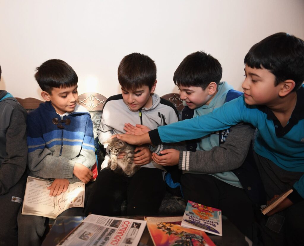 Osmangazi Belediyesi, çocuklara kitap okuma alışkanlığı ve hayvan sevgisi kazandırmak için kütüphane buluşmaları düzenliyor.  