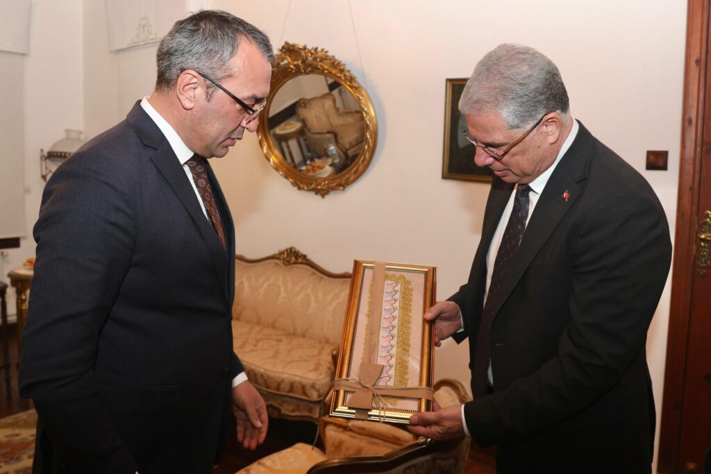 Mudanya Belediyesi ve İstanbul Büyükşehir Belediyesi (İBB), kültürel mirasın korunması ve geleceğe taşınması amacıyla önemli bir adım attı. İki belediye arasında imzalanan Kültürel Miras İşbirliği Protokolü, Mudanya’nın tarihi yapılarının korunmasını ve kurumlar arasında deneyim paylaşımını hedefliyor.
Mudanya Belediyesi, kentin tarihi ve kültürel mirasını korumak, yaşatmak ve gelecek nesillere aktarmak amacıyla önemli bir işbirliği yaptı. İstanbul Büyükşehir Belediyesi (İBB) Kültür Varlıkları Dairesi Başkanlığı (İBB Miras) ile Mudanya Belediyesi arasında Kültürel Miras İşbirliği Protokolü imzalandı. 
Girit Mahallesi’nde gerçekleşen kültürel gezinin ardından Tahir Paşa Konağı’nda düzenlenen imza törenine Mudanya Belediye Başkanı Deniz Dalgıç, İBB Genel Sekreter Yardımcısı Dr. Mahir Polat, İBB Kültür Varlıkları Dairesi Başkanı Oktay Özel, Mudanya Belediyesi bürokratları ile İBB Miras ekibi katıldı. İmzalanan protokol ile yapılan işbirliğinin önemine vurgu yapan Mudanya Belediye Başkanı Deniz Dalgıç, “İBB Miras’ın daha önce yaptıkları ve birikimleri bize önemli bir yol gösterici olacaktır. Mudanya, Türk tarihinin her dönemine tanıklık etmiş önemli ve özel bir ilçedir. Birlikte yapacağımız çok iş var. İlk işimizin de kimliğimizi hatırlamak ve kültürel mirasımıza sahip çıkmak olduğunu düşünüyoruz. Bu işbirliğini dokuz aylık hizmet dönemimizde attığımız en önemli adımlardan biri olarak görüyoruz” dedi.
“MUDANYA İLE İŞBİRLİĞİNE HAZIRIZ”
2019 yılında Ekrem İmamoğlu’nun göreve gelmesiyle “Kentlerin tarihi kimliği olmadan, geleceği olmaz” vizyonuyla İBB Miras’ın temellerinin atıldığını belirten İBB Genel Sekreter Yardımcısı Dr. Mahir Polat, “Beş sene içerisinde bin iki yüzün üzerinde tarihi alana dokunan, bu alanda eksik bırakılmış tüm noktaları doğru metotla günümüze kazandıran bir deneyim yaşadık. İBB miras Türkiye’nin ortak değeridir. Mesleğimizi ve birikimimizi bu topraklar için paylaşmaya hazırız” dedi. Mudanya’da özgün bir dokunun olduğuna da değinen Polat, şöyle konuştu:
“Mudanya’nın dokusu oldukça güçlü. İyi bir mimari kimliği ve tarihi kent dokusu var. Mudanya’da duyarlı, konuya çok hakim bir belediye başkanı ve eşiyle karşılaştık. Duyarlılığınız bizim için çok önemliydi. Biz inanıyoruz ki, bu tür duyarlılıklar kentlere çok şey katacaktır. İBB Miras olarak Mudanya için elimizden geleni yapmaya, tüm bilgi, birikim ve tecrübemizi dayanışmayla sunmaya hazırız. Yapacağımız işlerle Mudanya’ya güzel şeyler katacağız.”
İmzalanan protokol kapsamında, İstanbul Büyükşehir Belediyesi ve Mudanya Belediyesi arasında deneyim aktarımın sağlanması ve kültürel mirasın korunması hedefleniyor. Ayrıca işbirliğinin geliştirilerek, deprem güçlendirme ve restorasyon konularında vatandaşlara destek olmak için “Miras Ofisleri”nin kurulması amaçlanıyor. 
