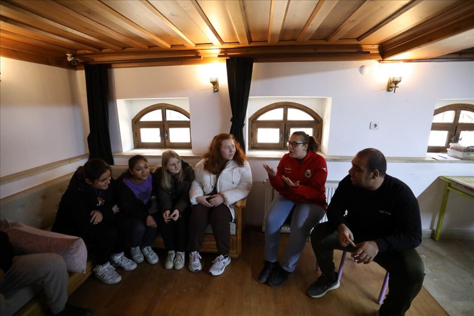 Gazipaşa Ortaokulu öğrencileri, 3 Aralık Dünya Engelliler Gününü kutlamak için İnegöl Belediyesi Engelsiz Sosyal Yaşam Merkezini ziyaret etti. Engelli bireyler, kendilerine hediyeler verip oyunlar oynayan ortaokul öğrencilerine maharetlerini göstermeyi de ihmal etmedi. Ziyaret renkli görüntülere sahne oldu.