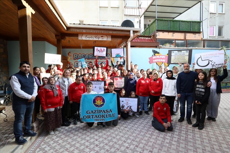 Gazipaşa Ortaokulu öğrencileri, 3 Aralık Dünya Engelliler Gününü kutlamak için İnegöl Belediyesi Engelsiz Sosyal Yaşam Merkezini ziyaret etti. Engelli bireyler, kendilerine hediyeler verip oyunlar oynayan ortaokul öğrencilerine maharetlerini göstermeyi de ihmal etmedi. Ziyaret renkli görüntülere sahne oldu.
