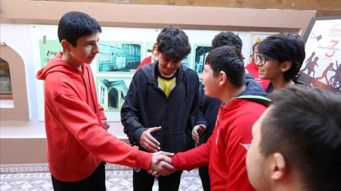 Gazipaşa Ortaokulu öğrencileri, 3 Aralık Dünya Engelliler Gününü kutlamak için İnegöl Belediyesi Engelsiz Sosyal Yaşam Merkezini ziyaret etti. Engelli bireyler, kendilerine hediyeler verip oyunlar oynayan ortaokul öğrencilerine maharetlerini göstermeyi de ihmal etmedi. Ziyaret renkli görüntülere sahne oldu.