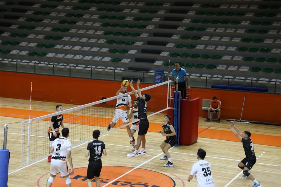İnegöl Belediyespor voleybol takımı, TVF 2. Lig 13. Hafta müsabakaları kapsamında misafir ettiği Süreyyapaşa Gençlik karşısında hata yapmadı. Rakibine set vermeyen İnegöl temsilcisi, salondan 3-0 galip ayrıldı.