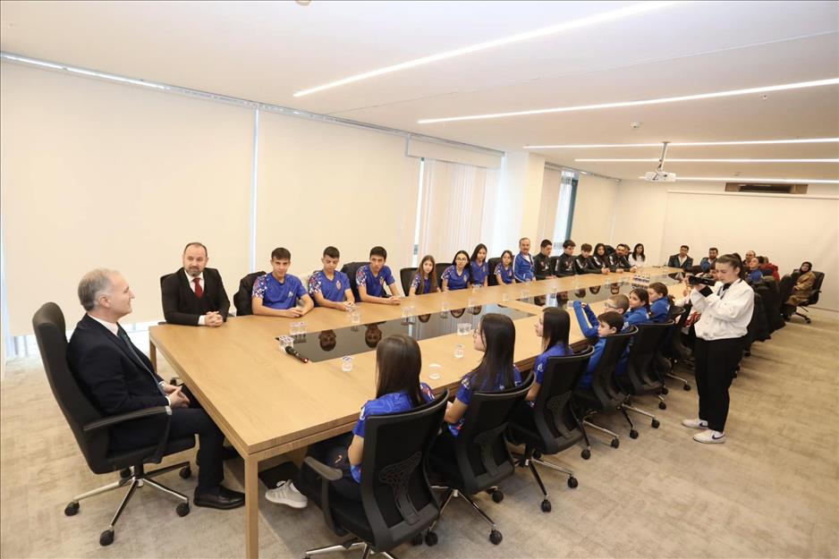 İnegöl Belediye Başkanı Alper Taban, İnegöl Belediyespor formasıyla 2024 yılında ulusa ve uluslararası müsabakalarda farklı branşlarda birincilik elde eden 32 sporcuyla buluştu. Başkan Taban, şampiyonları tebrik edip hediye takdimi gerçekleştirdi.