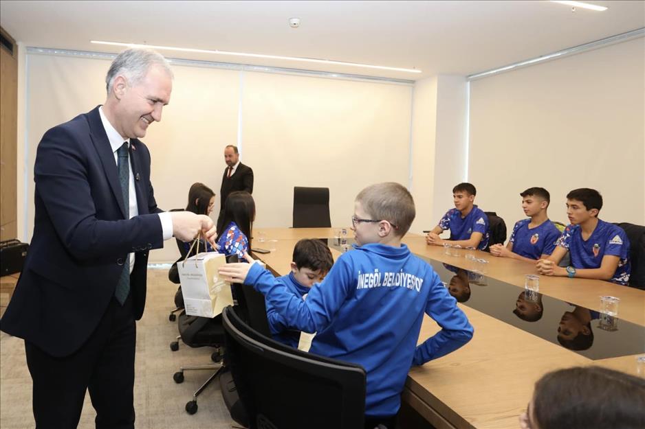 İnegöl Belediye Başkanı Alper Taban, İnegöl Belediyespor formasıyla 2024 yılında ulusa ve uluslararası müsabakalarda farklı branşlarda birincilik elde eden 32 sporcuyla buluştu. Başkan Taban, şampiyonları tebrik edip hediye takdimi gerçekleştirdi.