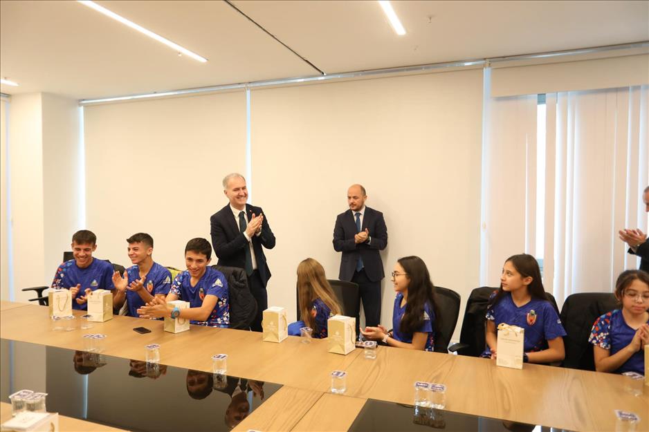 İnegöl Belediye Başkanı Alper Taban, İnegöl Belediyespor formasıyla 2024 yılında ulusa ve uluslararası müsabakalarda farklı branşlarda birincilik elde eden 32 sporcuyla buluştu. Başkan Taban, şampiyonları tebrik edip hediye takdimi gerçekleştirdi.