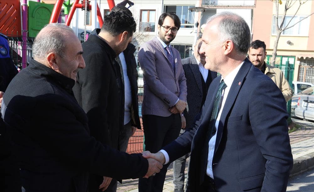 Mahalle aralarında kamulaştırmalarla elde edilen alanlarda otoparklar yaparak parklanma sorununa çözüm üreten İnegöl Belediyesi, Hamidiye Mahallesi Kavak Sokakta 2 ayrı kamulaştırmayı tamamladı. Bölgede 40 araçlık otopark yapımı için çalışmalar sürüyor.