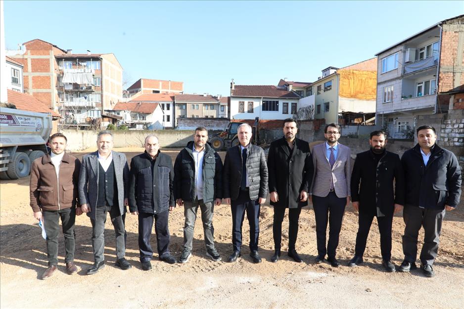 Mahalle aralarında kamulaştırmalarla elde edilen alanlarda otoparklar yaparak parklanma sorununa çözüm üreten İnegöl Belediyesi, Hamidiye Mahallesi Kavak Sokakta 2 ayrı kamulaştırmayı tamamladı. Bölgede 40 araçlık otopark yapımı için çalışmalar sürüyor.