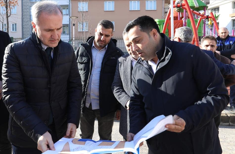 Mahalle aralarında kamulaştırmalarla elde edilen alanlarda otoparklar yaparak parklanma sorununa çözüm üreten İnegöl Belediyesi, Hamidiye Mahallesi Kavak Sokakta 2 ayrı kamulaştırmayı tamamladı. Bölgede 40 araçlık otopark yapımı için çalışmalar sürüyor.