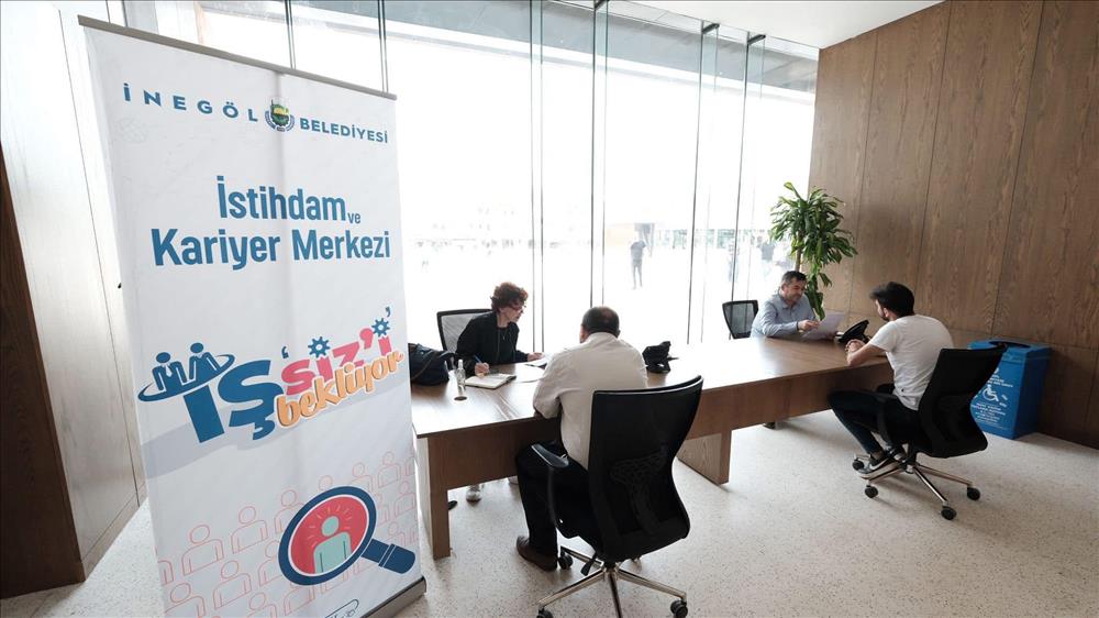 İnegöl Belediyesi İstihdam ve Kariyer Merkezi, kurulduğu 2018 yılından bu yana kadar 2850 vatandaşı iş sahibi yaptı. Aynı şekilde yüzlerce firma da merkezin havuzundan eleman ihtiyacını karşıladı.