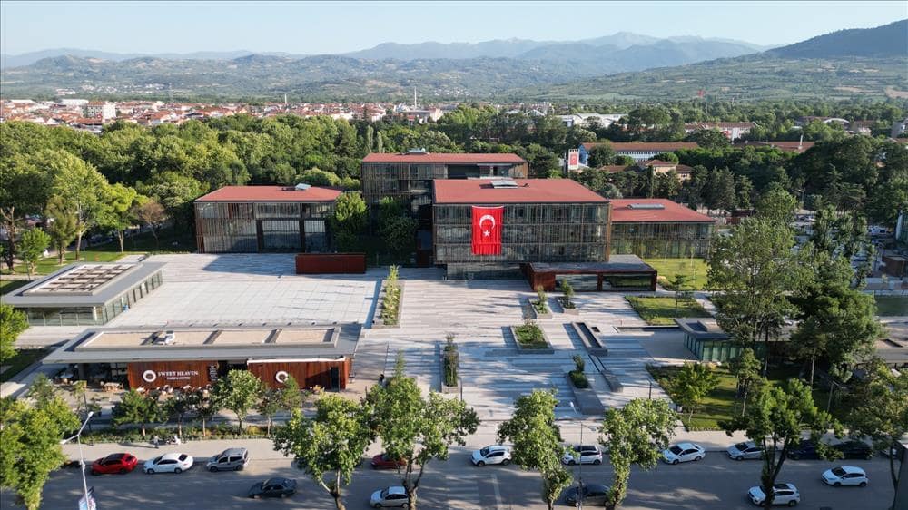 İnegöl Belediyesi İstihdam ve Kariyer Merkezi, kurulduğu 2018 yılından bu yana kadar 2850 vatandaşı iş sahibi yaptı. Aynı şekilde yüzlerce firma da merkezin havuzundan eleman ihtiyacını karşıladı.