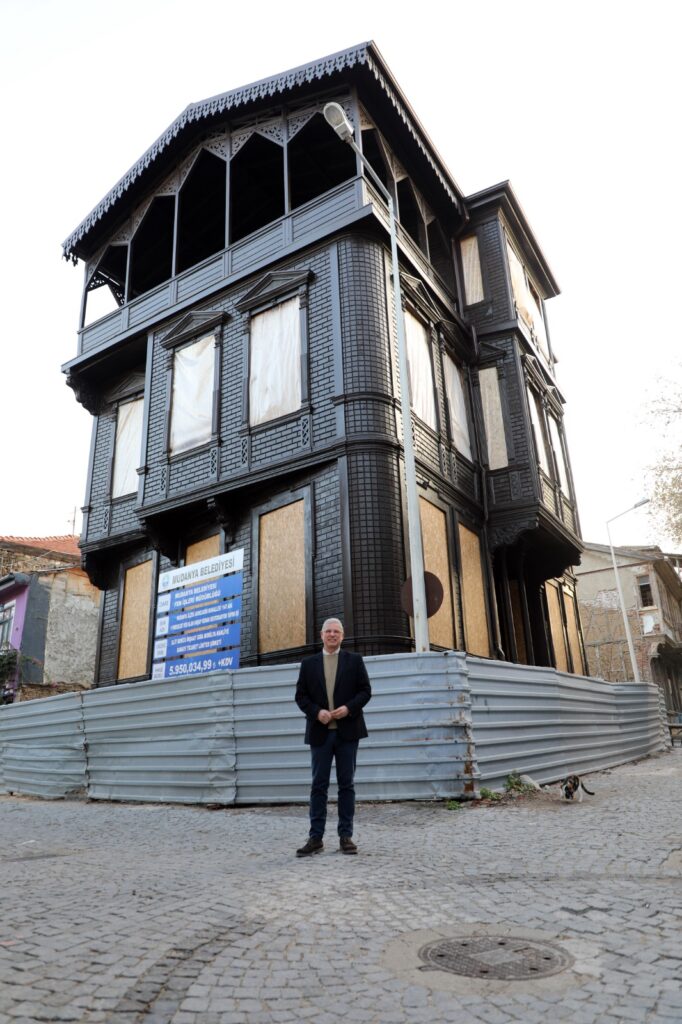 Mudanya Belediyesi, Girit Sokağı’nın simge yapılarından tarihi konağı “Cumhuriyet Müzesi”ne dönüştürüyor. 2025 yazında tamamlanması planlanan proje, ilçenin tarihine ve turizmine yeni bir soluk kazandıracak.