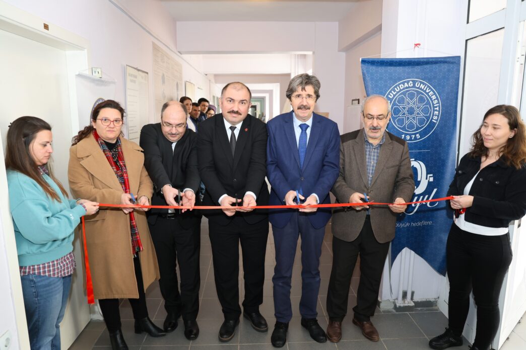 Vakıflar Genel Müdürlüğü ile ortaklaşa düzenlenen Bursa Vakfiyeleri ve Vakıf Eserleri Fotoğraf Sergisi, Bursa Uludağ Üniversitesi’nde (BUÜ) açıldı.