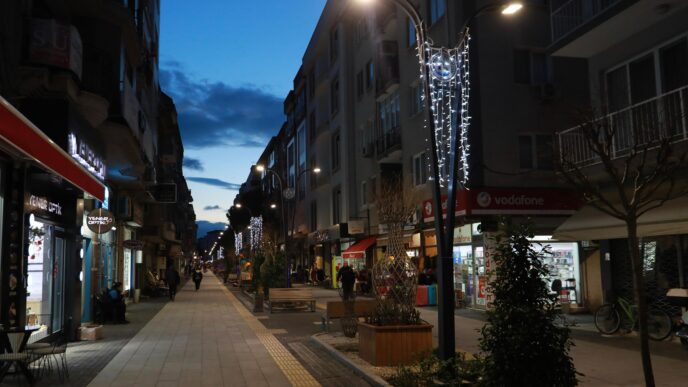 2024 yılının son günlerinde, Burhaniye Belediyesi yılbaşı süslemeleriyle ilçeye renk kattı. Cumhuriyet Meydanı, Ali Çetinkaya Caddesi ve Burhaniye Belediyesi Hizmet Binası, yılbaşı temalı figürler ve ışıklarla donatıldı.