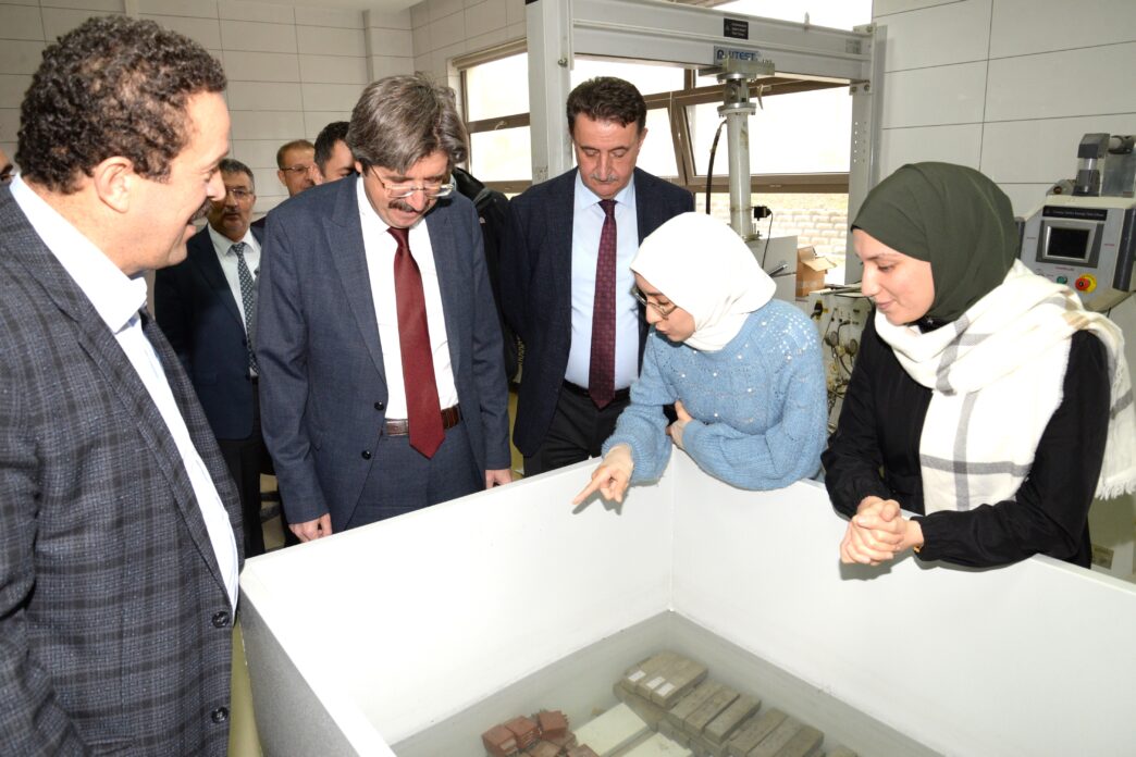 Türkiye’deki 23 araştırma üniversitesi arasında yer alan Bursa Uludağ Üniversitesi (BUÜ), bilimsel altyapısını büyütmeye devam ediyor. Üniversite yönetimi, Mühendislik Fakültesi bünyesine kazandırılan iki laboratuvarın daha açılışını gerçekleştirdi.