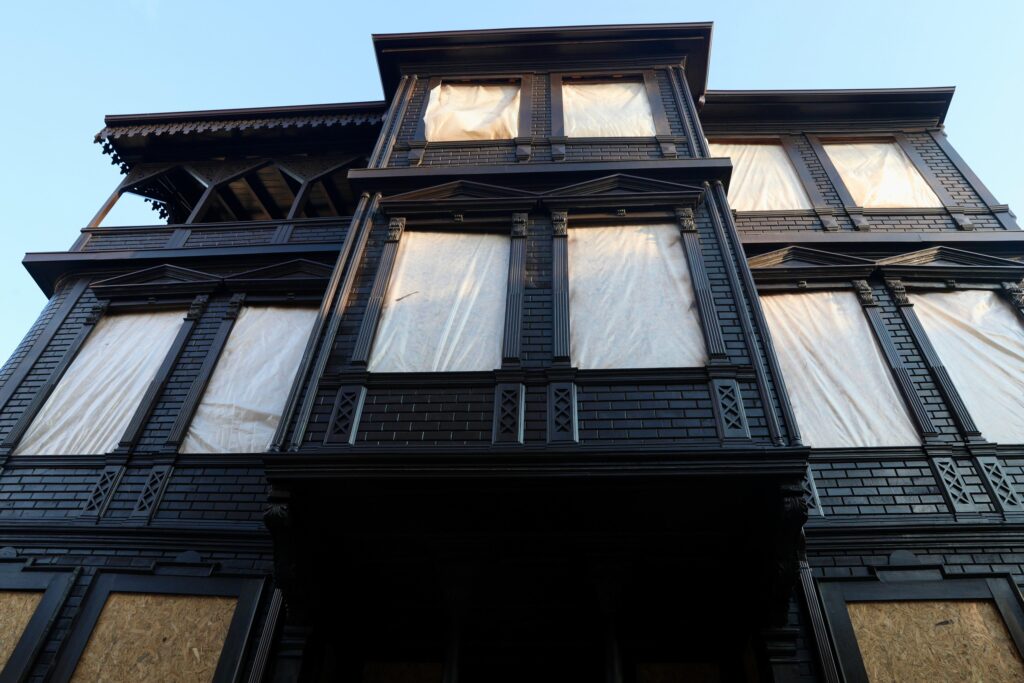 Mudanya Belediyesi, Girit Sokağı’nın simge yapılarından tarihi konağı “Cumhuriyet Müzesi”ne dönüştürüyor. 2025 yazında tamamlanması planlanan proje, ilçenin tarihine ve turizmine yeni bir soluk kazandıracak.