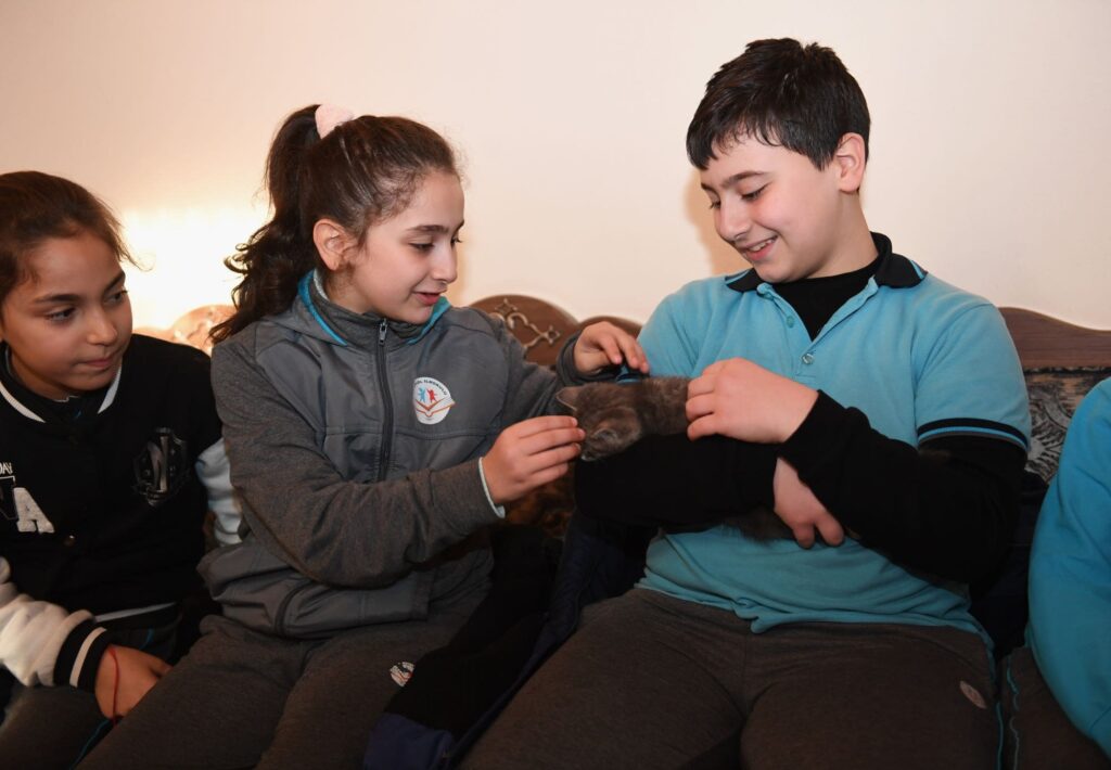Osmangazi Belediyesi, çocuklara kitap okuma alışkanlığı ve hayvan sevgisi kazandırmak için kütüphane buluşmaları düzenliyor.  