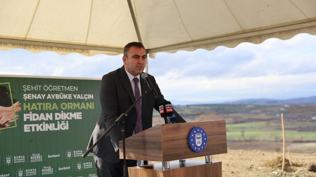  Bursa Büyükşehir Belediyesi tarafından şehit öğretmen Şenay Aybüke Yalçın adına oluşturulan hatıra ormanına 923 adet fidan dikildi.