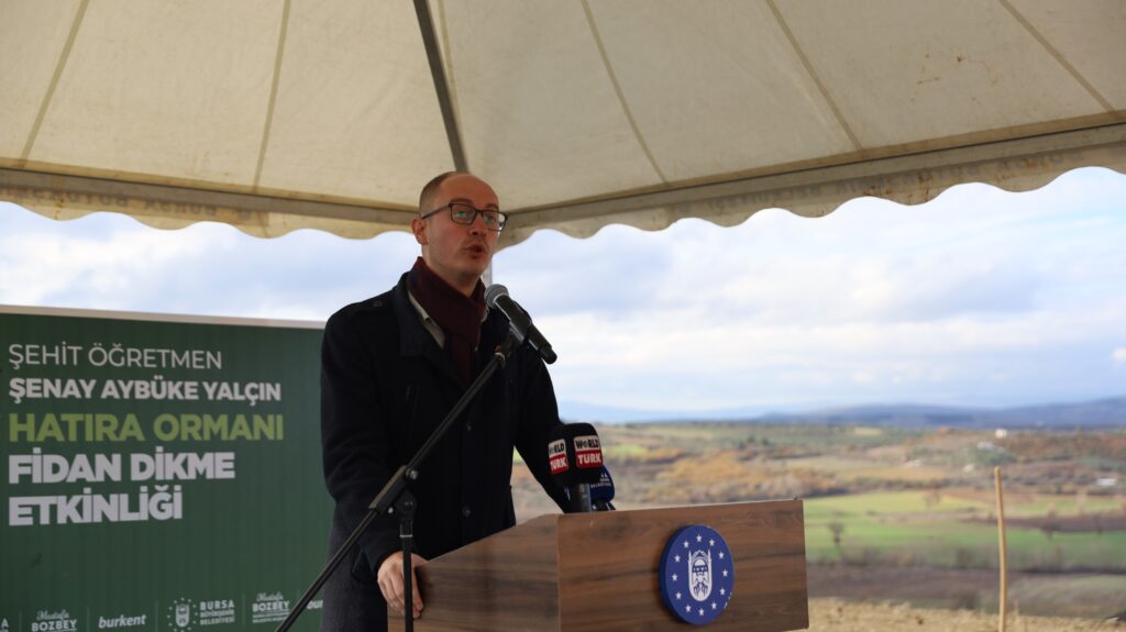  Bursa Büyükşehir Belediyesi tarafından şehit öğretmen Şenay Aybüke Yalçın adına oluşturulan hatıra ormanına 923 adet fidan dikildi.