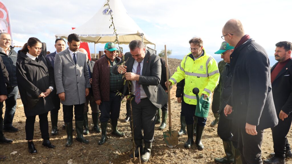  Bursa Büyükşehir Belediyesi tarafından şehit öğretmen Şenay Aybüke Yalçın adına oluşturulan hatıra ormanına 923 adet fidan dikildi.