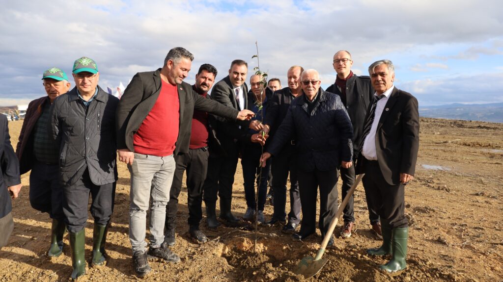  Bursa Büyükşehir Belediyesi tarafından şehit öğretmen Şenay Aybüke Yalçın adına oluşturulan hatıra ormanına 923 adet fidan dikildi.