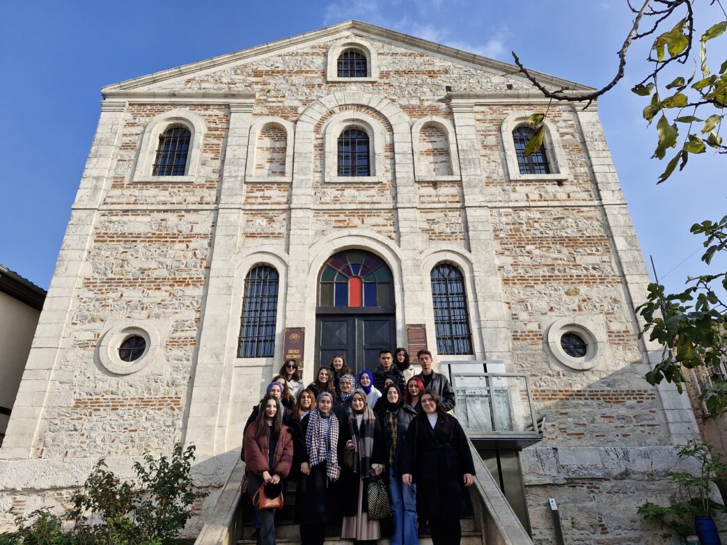 ‘Gençlik Bursa’da yollarda’ projesiyle Bursa’da yaşayan gençlere ücretsiz turlarla kenti tanıtan Büyükşehir Belediyesi, ‘Genç maceracılar yeni rotalar’ ve ‘Genç gezginler yeni şehirler’ projeleriyle de gençlere farklı kentleri tanıtıyor.