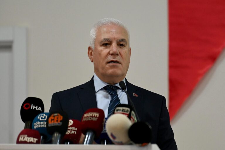 Bursa Büyükşehir Belediyesi tarafından Çevre Mühendisleri Odası’nın destekleriyle ‘Atık Yönetimi Çalıştayı’ düzenlendi. Atık yönetiminin, toplumsal sağlığın korunması, ekonomik sürdürülebilirliğin sağlanması ve doğal kaynakların gelecek nesillere aktarılması için hayati bir zorunluluk olduğunu belirten Başkan Mustafa Bozbey, “Bursa Büyükşehir Belediyesi olarak atık yönetiminde hem yerel hem de uluslararası düzeyde örnek projeler geliştirme konusunda kararlıyız” dedi.