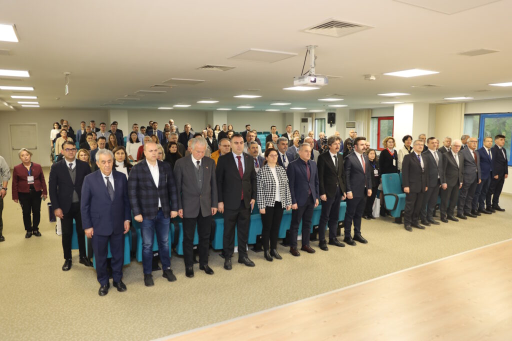 BAL-GÖÇ ve YTB öncülüğünde düzenlenen Göçün Etkileri Sempozyumu’nda konuşan Bursa Büyükşehir Belediyesi Başkanvekili Mehmet Aydın Saldız, “Balkanlardan Anadolu’ya uzanan kardeşlik köprüsünün bir parçası olan göç hikayeleri yalnızca bir yer değiştirme değil, kimlik, dayanışma ve insanlık onurunun da yeniden yazıldığı bir destandır” dedi.