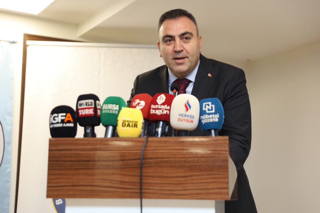 BAL-GÖÇ ve YTB öncülüğünde düzenlenen Göçün Etkileri Sempozyumu’nda konuşan Bursa Büyükşehir Belediyesi Başkanvekili Mehmet Aydın Saldız, “Balkanlardan Anadolu’ya uzanan kardeşlik köprüsünün bir parçası olan göç hikayeleri yalnızca bir yer değiştirme değil, kimlik, dayanışma ve insanlık onurunun da yeniden yazıldığı bir destandır” dedi.