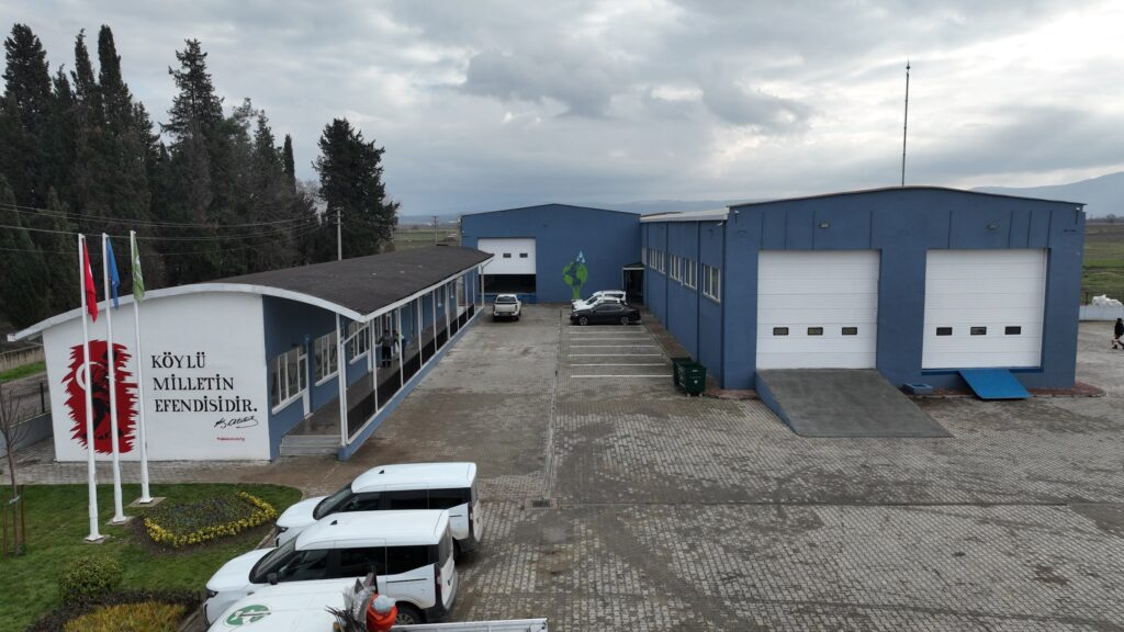 Bursa Büyükşehir Belediyesi tarafından çiftçilere daha verimli ve sürdürülebilir bir tarım altyapısı sunmak amacıyla kente kazandırılan ‘Damla Sulama Boru Üretim Tesisi’, 18 Aralık Çarşamba günü hizmete açılıyor.