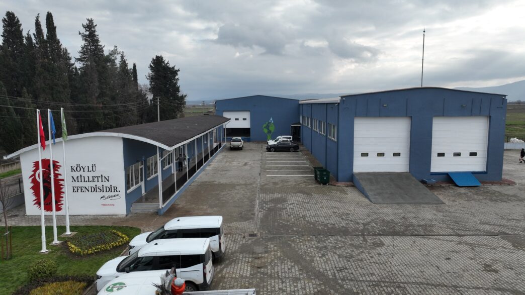 Bursa Büyükşehir Belediyesi tarafından çiftçilere daha verimli ve sürdürülebilir bir tarım altyapısı sunmak amacıyla kente kazandırılan ‘Damla Sulama Boru Üretim Tesisi’, 18 Aralık Çarşamba günü hizmete açılıyor.