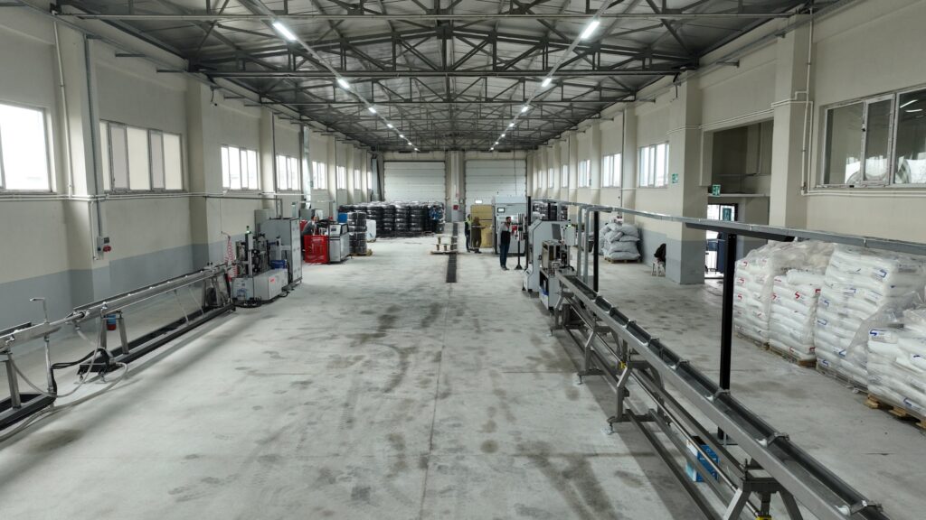 Bursa Büyükşehir Belediyesi tarafından çiftçilere daha verimli ve sürdürülebilir bir tarım altyapısı sunmak amacıyla kente kazandırılan ‘Damla Sulama Boru Üretim Tesisi’, 18 Aralık Çarşamba günü hizmete açılıyor.