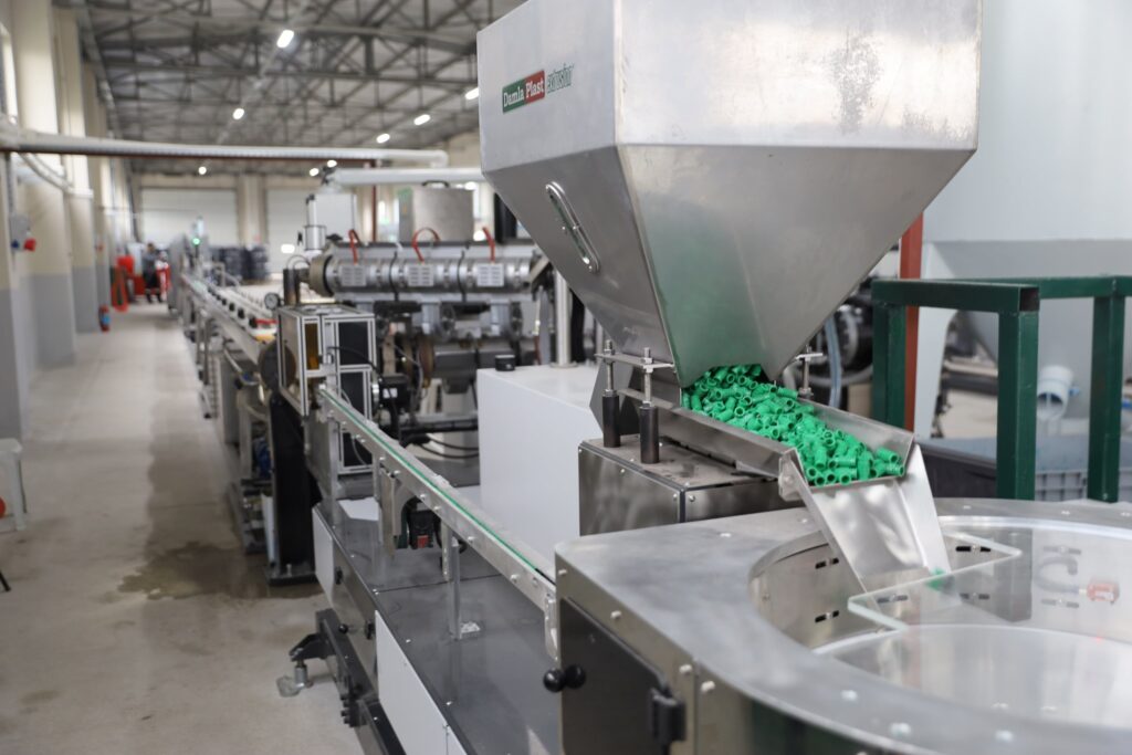 Bursa Büyükşehir Belediyesi tarafından çiftçilere daha verimli ve sürdürülebilir bir tarım altyapısı sunmak amacıyla kente kazandırılan ‘Damla Sulama Boru Üretim Tesisi’, 18 Aralık Çarşamba günü hizmete açılıyor.