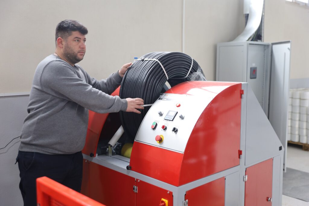 Bursa Büyükşehir Belediyesi tarafından çiftçilere daha verimli ve sürdürülebilir bir tarım altyapısı sunmak amacıyla kente kazandırılan ‘Damla Sulama Boru Üretim Tesisi’, 18 Aralık Çarşamba günü hizmete açılıyor.