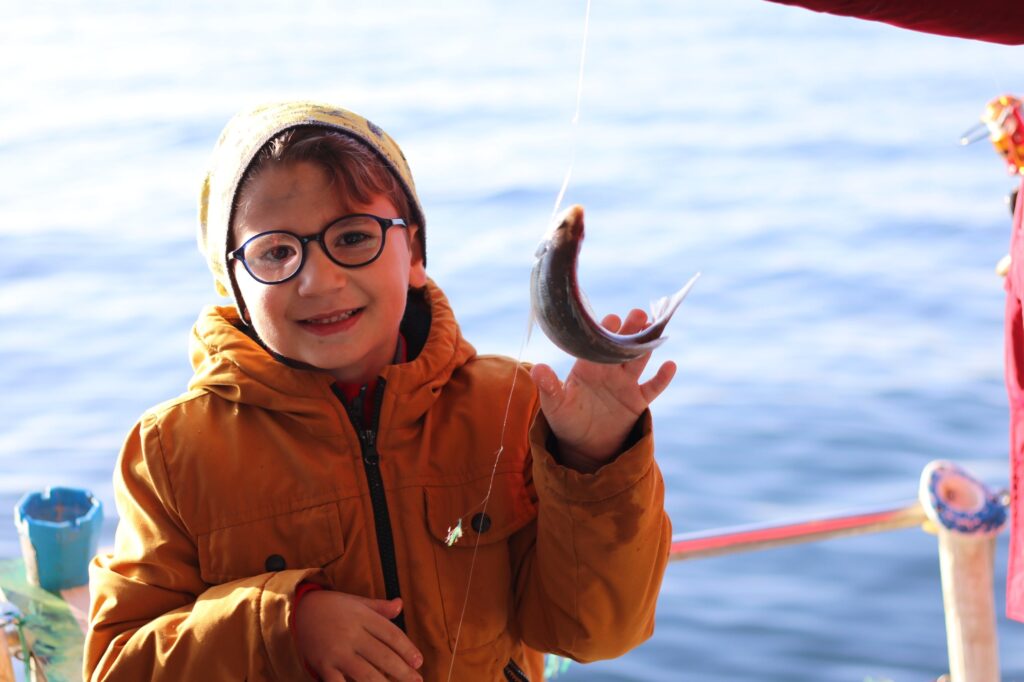 Bursa Büyükşehir Belediyesi tarafından düzenlenen ‘Balık Tutma Yarışması’nda teknelerle Marmara Denizi’ne açılan balıkçılar, en fazla balığı tutarak birinci gelebilmek için kıyasıya yarıştı.