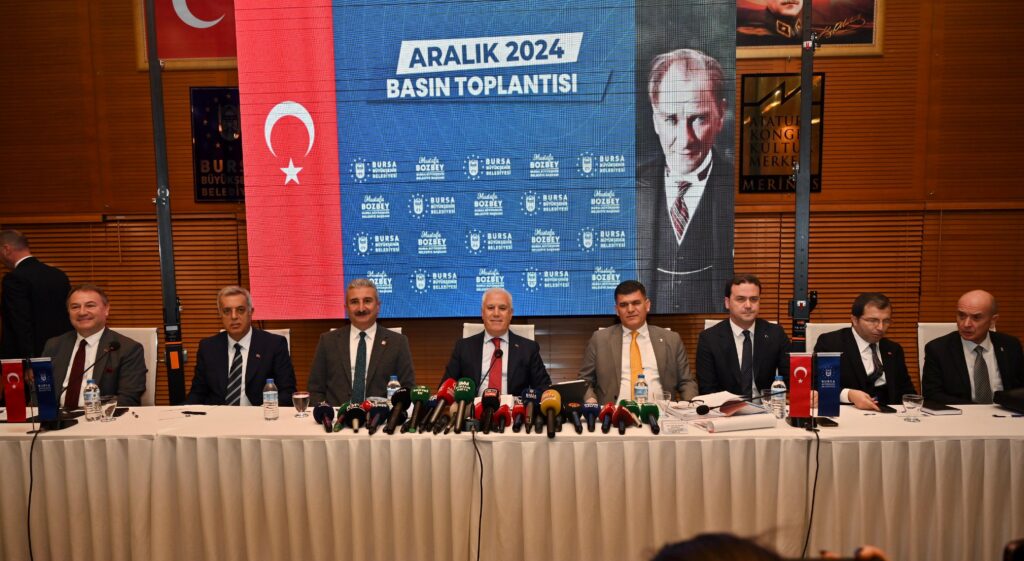 Bursa Büyükşehir Belediye Başkanı Mustafa Bozbey, 9 aylık görev süresi boyunca yaptığı çalışmalar hakkında kamuoyunu bilgilendirdi. Çalı ve Demirtaş arasındaki tramvay sistemi için çalışmaların sürdüğünü anlatan Başkan Bozbey, Bursa’nın havasını kirletenleri de uyardı. Başkan Bozbey, “İnsan sağlığına kast edenleri 2025 yılında Büyükşehir Belediyesi olarak teşhir edeceğimizi belirtmek istiyorum” dedi.