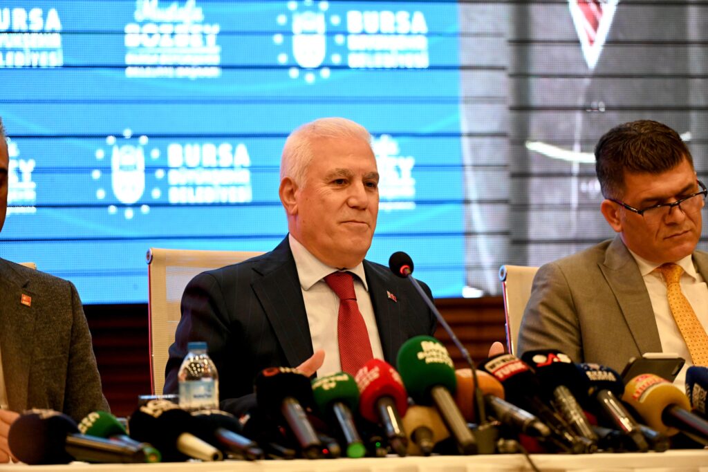Bursa Büyükşehir Belediye Başkanı Mustafa Bozbey, 9 aylık görev süresi boyunca yaptığı çalışmalar hakkında kamuoyunu bilgilendirdi. Çalı ve Demirtaş arasındaki tramvay sistemi için çalışmaların sürdüğünü anlatan Başkan Bozbey, Bursa’nın havasını kirletenleri de uyardı. Başkan Bozbey, “İnsan sağlığına kast edenleri 2025 yılında Büyükşehir Belediyesi olarak teşhir edeceğimizi belirtmek istiyorum” dedi.