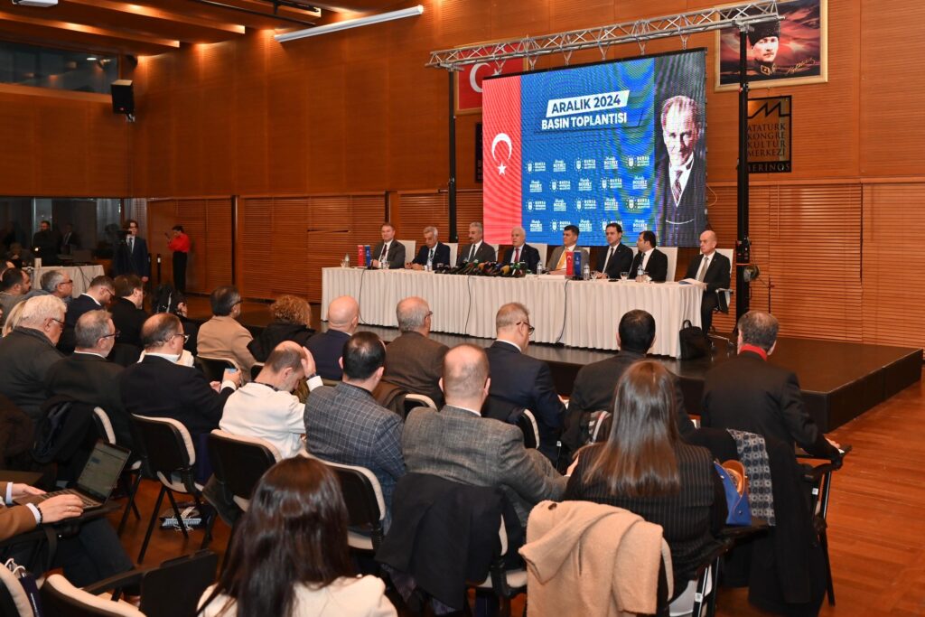 Bursa Büyükşehir Belediye Başkanı Mustafa Bozbey, 9 aylık görev süresi boyunca yaptığı çalışmalar hakkında kamuoyunu bilgilendirdi. Çalı ve Demirtaş arasındaki tramvay sistemi için çalışmaların sürdüğünü anlatan Başkan Bozbey, Bursa’nın havasını kirletenleri de uyardı. Başkan Bozbey, “İnsan sağlığına kast edenleri 2025 yılında Büyükşehir Belediyesi olarak teşhir edeceğimizi belirtmek istiyorum” dedi.