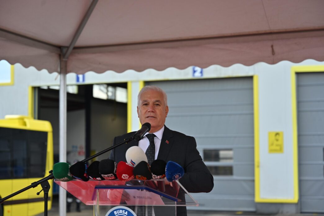  Bursa Büyükşehir Belediyesi, Mimar Sinan Otobüs Garajı'ını yenilenen yüzüyle hizmete açtı. 14 yeni minibüs, 2 körüklü otobüs ve çift katlı yeni otobüsü BURULAŞ bünyesine de katan Büyükşehir Belediyesi, ‘Gezici Şoför Eğitim Programı’nı da başlatarak hem şoförlerin kendilerini geliştirebilmesini hem de yolculara daha kaliteli hizmet sunulmasını sağlayacak.