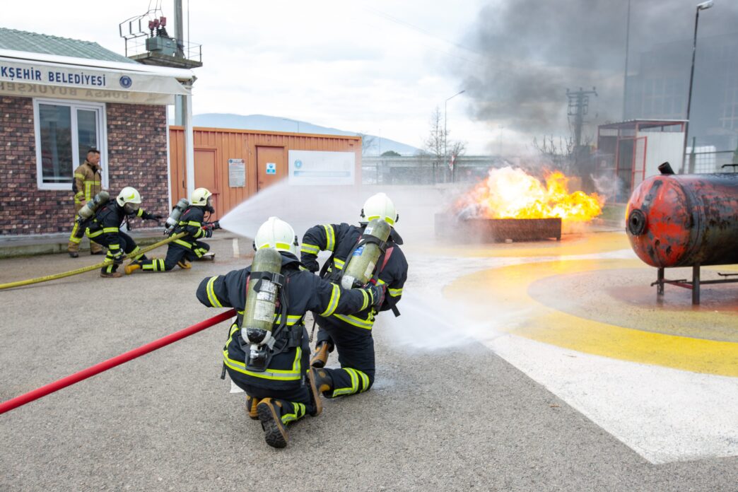 Bursa Büyükşehir Belediyesi İtfaiye Daire Başkanlığı, Filistin’in El Halil kentinde görev yapan 5 itfaiye personeline; yangın, trafik kazalarına müdahale, kapalı ve dumanlı ortamlarda hareket tarzı gibi mesleki konularda tecrübe paylaşımında bulundu.
