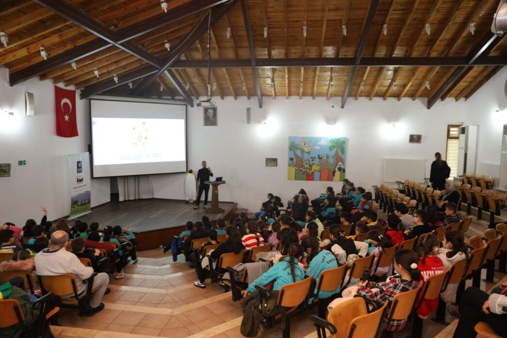 Bursa Büyükşehir Belediyesi tarafından kentteki sağlıklı yaşamın korunması ve geleceğe aktarılması amacıyla ilköğretim öğrencilerine ‘vektörle mücadele eğitimi’ verildi.