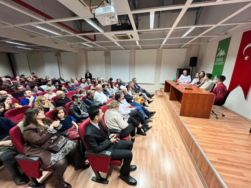 Bursa Büyükşehir Belediyesi ve Bursa Kent Konseyi tarafından düzenlenen söyleşi programına katılan Akıl Sporları Dünya Şampiyonları Yağız Kaan Erdoğmuş, Ediz Gürel, Dilek Yavaş ile Briç Kadın Milli Takım sporcuları, Bursalılarla buluşarak deneyimlerini paylaştı.