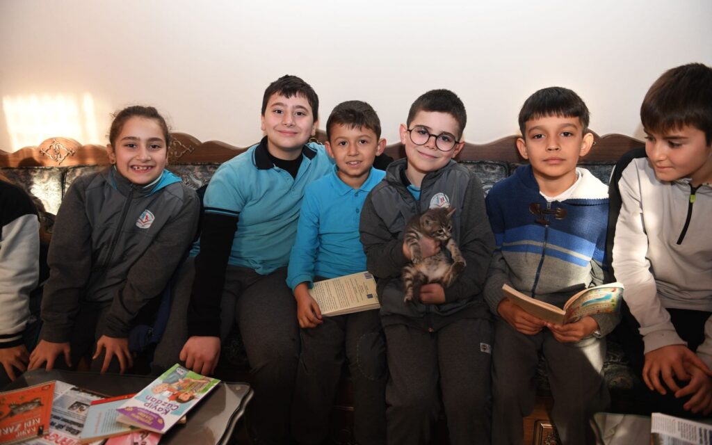 Osmangazi Belediyesi, çocuklara kitap okuma alışkanlığı ve hayvan sevgisi kazandırmak için kütüphane buluşmaları düzenliyor.  