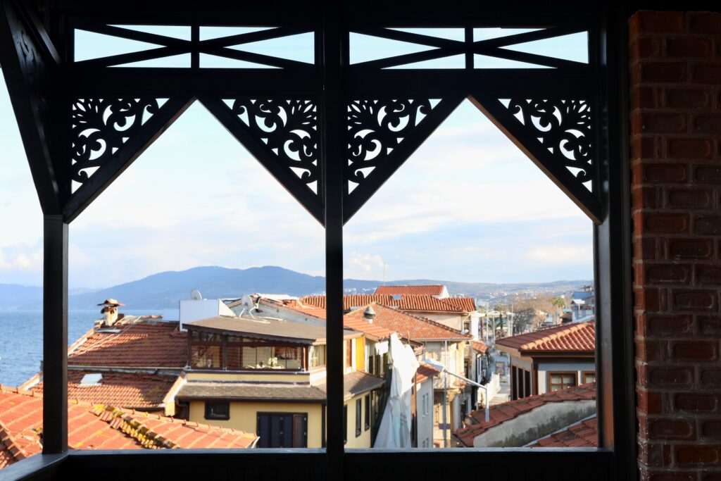 Mudanya Belediyesi, Girit Sokağı’nın simge yapılarından tarihi konağı “Cumhuriyet Müzesi”ne dönüştürüyor. 2025 yazında tamamlanması planlanan proje, ilçenin tarihine ve turizmine yeni bir soluk kazandıracak.