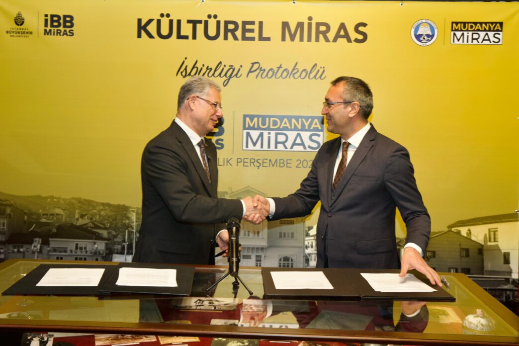 Mudanya Belediyesi ve İstanbul Büyükşehir Belediyesi (İBB), kültürel mirasın korunması ve geleceğe taşınması amacıyla önemli bir adım attı. İki belediye arasında imzalanan Kültürel Miras İşbirliği Protokolü, Mudanya’nın tarihi yapılarının korunmasını ve kurumlar arasında deneyim paylaşımını hedefliyor. Mudanya Belediyesi, kentin tarihi ve kültürel mirasını korumak, yaşatmak ve gelecek nesillere aktarmak amacıyla önemli bir işbirliği yaptı. İstanbul Büyükşehir Belediyesi (İBB) Kültür Varlıkları Dairesi Başkanlığı (İBB Miras) ile Mudanya Belediyesi arasında Kültürel Miras İşbirliği Protokolü imzalandı. Girit Mahallesi’nde gerçekleşen kültürel gezinin ardından Tahir Paşa Konağı’nda düzenlenen imza törenine Mudanya Belediye Başkanı Deniz Dalgıç, İBB Genel Sekreter Yardımcısı Dr. Mahir Polat, İBB Kültür Varlıkları Dairesi Başkanı Oktay Özel, Mudanya Belediyesi bürokratları ile İBB Miras ekibi katıldı. İmzalanan protokol ile yapılan işbirliğinin önemine vurgu yapan Mudanya Belediye Başkanı Deniz Dalgıç, “İBB Miras’ın daha önce yaptıkları ve birikimleri bize önemli bir yol gösterici olacaktır. Mudanya, Türk tarihinin her dönemine tanıklık etmiş önemli ve özel bir ilçedir. Birlikte yapacağımız çok iş var. İlk işimizin de kimliğimizi hatırlamak ve kültürel mirasımıza sahip çıkmak olduğunu düşünüyoruz. Bu işbirliğini dokuz aylık hizmet dönemimizde attığımız en önemli adımlardan biri olarak görüyoruz” dedi. “MUDANYA İLE İŞBİRLİĞİNE HAZIRIZ” 2019 yılında Ekrem İmamoğlu’nun göreve gelmesiyle “Kentlerin tarihi kimliği olmadan, geleceği olmaz” vizyonuyla İBB Miras’ın temellerinin atıldığını belirten İBB Genel Sekreter Yardımcısı Dr. Mahir Polat, “Beş sene içerisinde bin iki yüzün üzerinde tarihi alana dokunan, bu alanda eksik bırakılmış tüm noktaları doğru metotla günümüze kazandıran bir deneyim yaşadık. İBB miras Türkiye’nin ortak değeridir. Mesleğimizi ve birikimimizi bu topraklar için paylaşmaya hazırız” dedi. Mudanya’da özgün bir dokunun olduğuna da değinen Polat, şöyle konuştu: “Mudanya’nın dokusu oldukça güçlü. İyi bir mimari kimliği ve tarihi kent dokusu var. Mudanya’da duyarlı, konuya çok hakim bir belediye başkanı ve eşiyle karşılaştık. Duyarlılığınız bizim için çok önemliydi. Biz inanıyoruz ki, bu tür duyarlılıklar kentlere çok şey katacaktır. İBB Miras olarak Mudanya için elimizden geleni yapmaya, tüm bilgi, birikim ve tecrübemizi dayanışmayla sunmaya hazırız. Yapacağımız işlerle Mudanya’ya güzel şeyler katacağız.” İmzalanan protokol kapsamında, İstanbul Büyükşehir Belediyesi ve Mudanya Belediyesi arasında deneyim aktarımın sağlanması ve kültürel mirasın korunması hedefleniyor. Ayrıca işbirliğinin geliştirilerek, deprem güçlendirme ve restorasyon konularında vatandaşlara destek olmak için “Miras Ofisleri”nin kurulması amaçlanıyor.