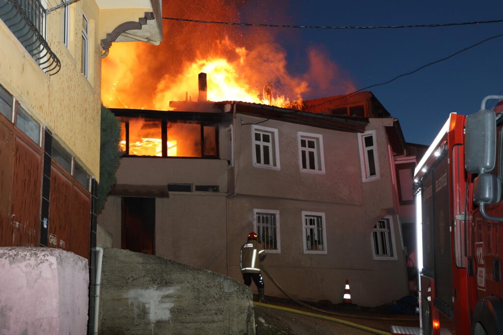 Şükrü Çavuş Mahallesi Harmanlar Caddesi’nde akşam saatlerinde çıkan yangında beş ev zarar gördü, üçü tamamen yandı. Yangını ilk anlardan itibaren olay yerinde takip eden Mudanya Belediye Başkanı Deniz Dalgıç, mağdur aileleri yalnız bırakmadı.