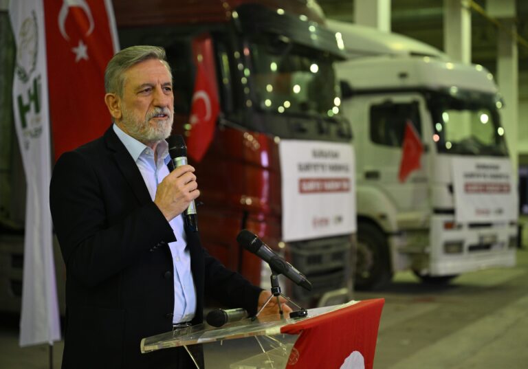 Bursa Ticaret ve Sanayi Odası (BTSO), İHH İnsani Yardım Vakfı Bursa Şubesi ve Bebe Çocuk Konfeksiyon Sektörü Sanayici ve İşadamları Derneği (BEKSİAD) öncülüğünde, hayırseverlerin destekleri ile hazırlanan insani yardım malzemesi taşıyan 24 tır Suriye’ye uğurlandı.