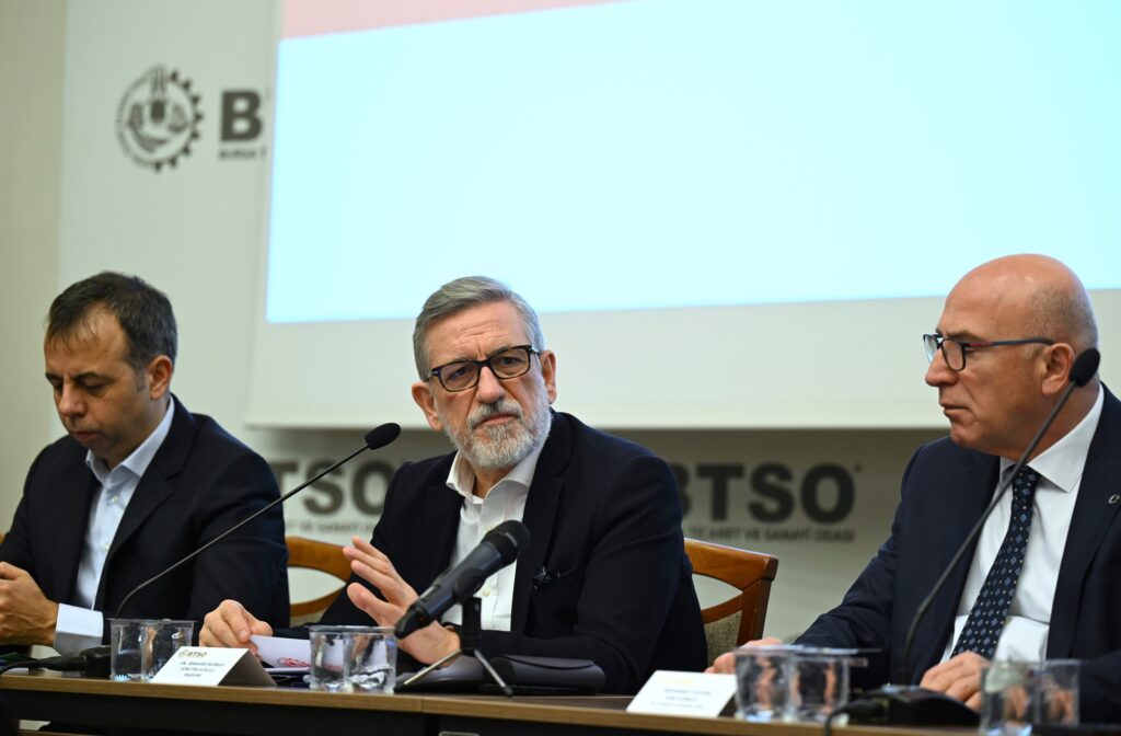 ursa Ticaret ve Sanayi Odası (BTSO) Yönetim Kurulu Başkanı İbrahim Burkay, lojistik sektörü temsilcileri ile bir araya geldi. TEKNOSAB Lojistik Teknopark Girişim Sermayesi Yatırım Fonu’nun kısa sürede 600 yatırımcıya ulaşarak, Türkiye’nin tabana yaygınlık açısından en büyük fonu haline geldiğini belirten Başkan Burkay, “Tüm payların kuruluş sermayesi bedeli karşılığında TEKNOSAB Lojistik Girişim Sermayesi Yatırım Fonu’na devrini gerçekleştirdik. Kamuoyu Aydınlatma Platformu’na (KAP) yaptığımız bildirimle birlikte şirketin yüzde 100 hissesine sahip tek ortağı fon oldu.” dedi.